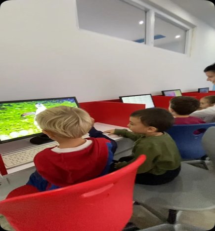 🤖 Minik parmaklar tıklıyor, büyük fikirler kodlanıyor!