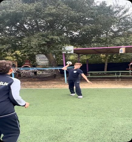Hentbolda pas çalışmaları ve adımlama ile şut atışı çalışmaları..